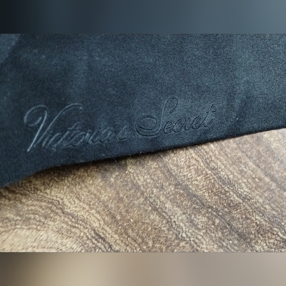 Victoria's Secret Black Bra with Gold Accents 38DDD - Picture 5 of 7